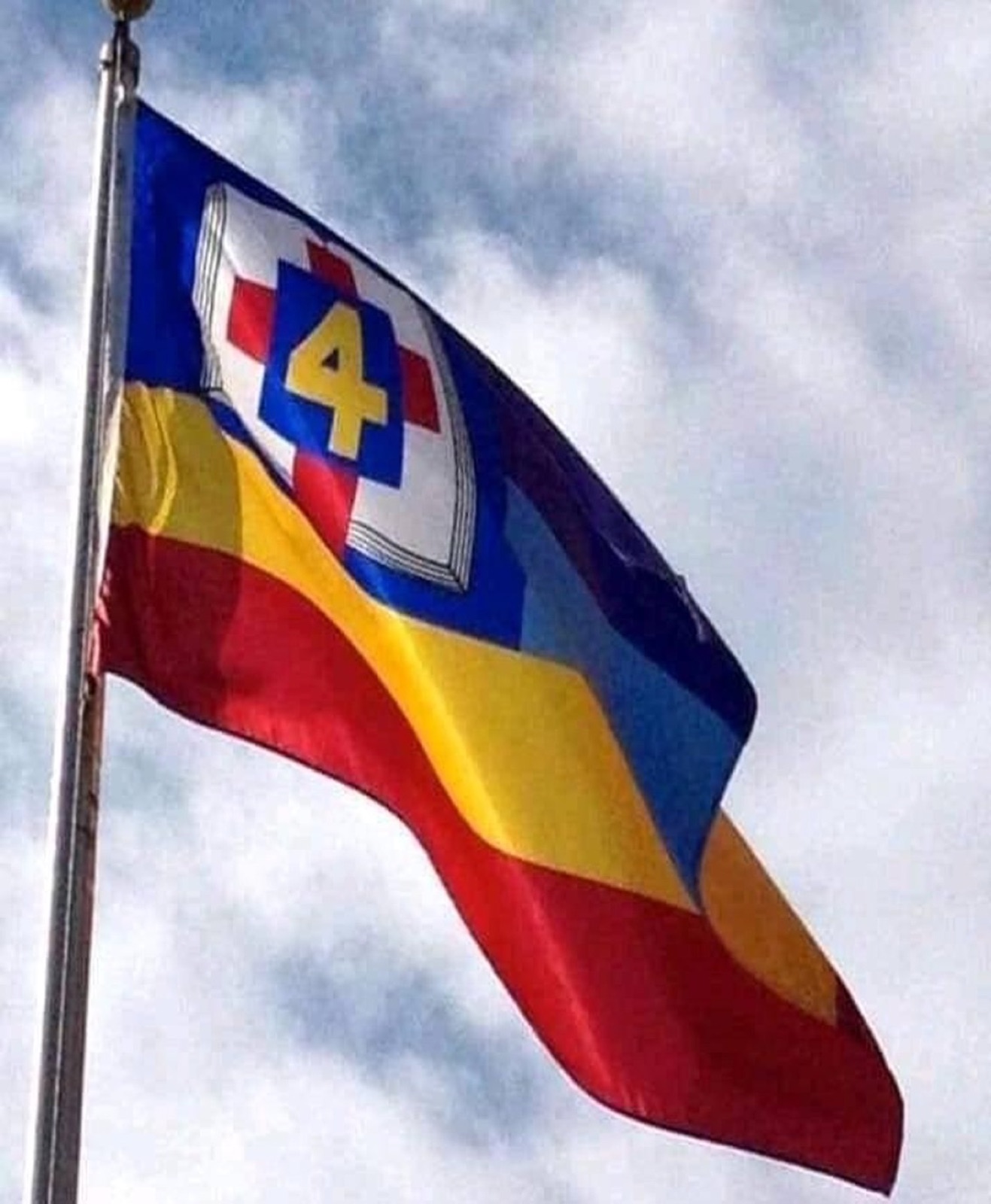 Bandera cuadrangular al viento